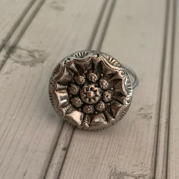 HANDMADE‎ VINTAGE BUTTON RING - Picture 3 of 12